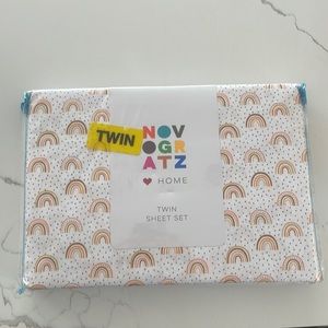 Twin sheet set with a rainbow pattern